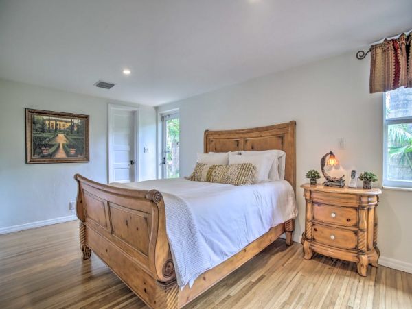 Elegant 4 Bedroom Vacation Home with Pool in Fort Lauderdale