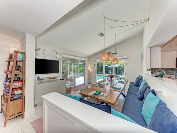 Luxury Villa with bonus room 4 blocks to Holmes Beach