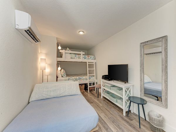 Luxury Villa with bonus room 4 blocks to Holmes Beach