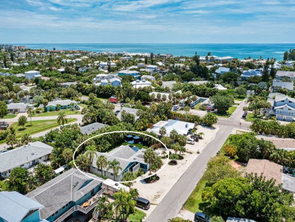 Luxury Villa with bonus room 4 blocks to Holmes Beach