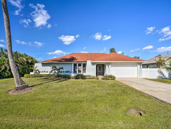 Lovely Vacation Home in Naples with Pool Sleeps Six Guests