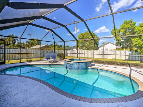 Lovely Vacation Home in Naples with Pool Sleeps Six Guests