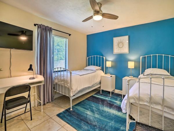 Lovely Vacation Home in Naples with Pool Sleeps Six Guests