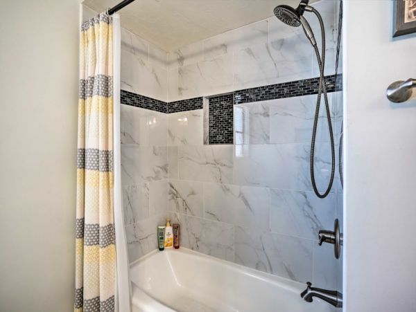 Lovely Vacation Home in Naples with Pool Sleeps Six Guests