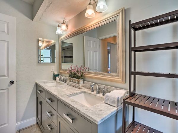 Lovely Vacation Home in Naples with Pool Sleeps Six Guests