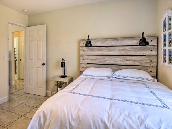 Lovely Vacation Home in Naples with Pool Sleeps Six Guests