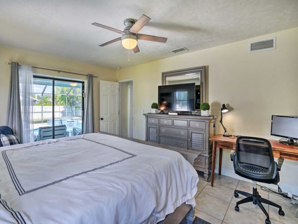 Lovely Vacation Home in Naples with Pool Sleeps Six Guests