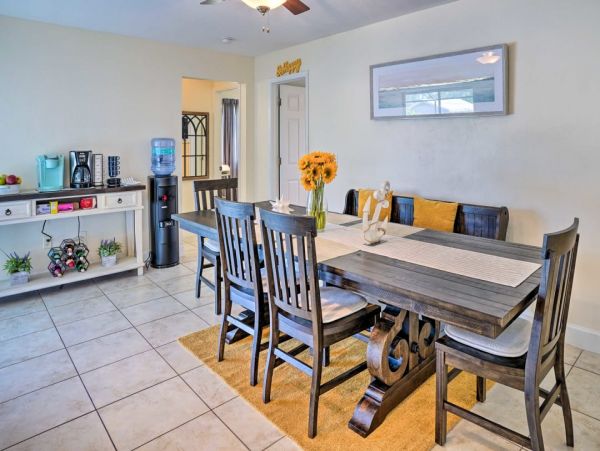 Lovely Vacation Home in Naples with Pool Sleeps Six Guests