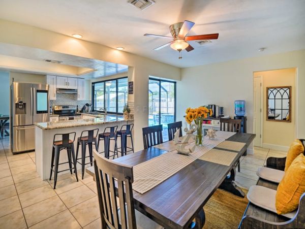 Lovely Vacation Home in Naples with Pool Sleeps Six Guests