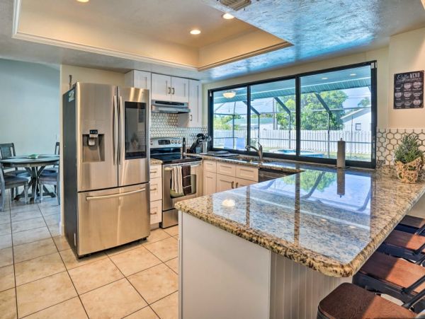 Lovely Vacation Home in Naples with Pool Sleeps Six Guests