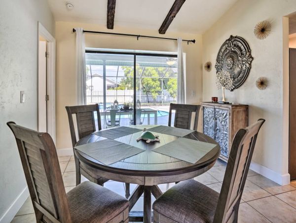 Lovely Vacation Home in Naples with Pool Sleeps Six Guests