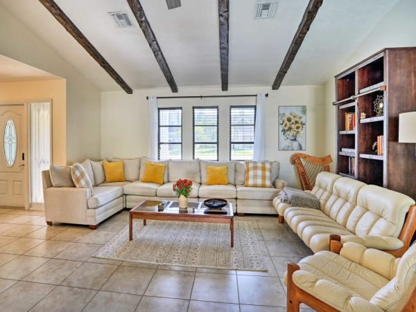 Lovely Vacation Home in Naples with Pool Sleeps Six Guests