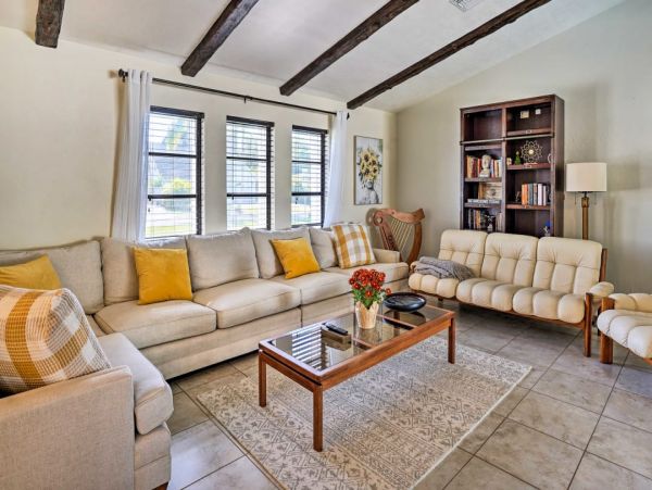 Lovely Vacation Home in Naples with Pool Sleeps Six Guests