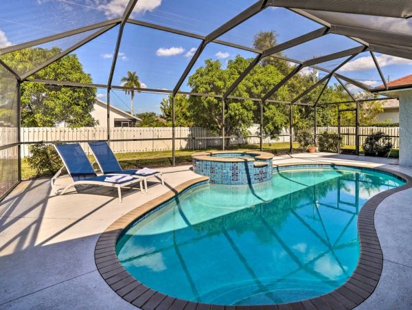 Lovely Vacation Home in Naples with Pool Sleeps Six Guests