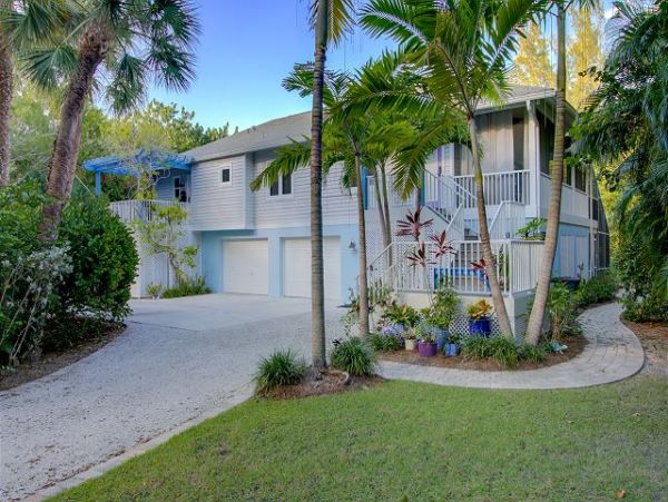 Three Bedrooms Walk to Beach Vacation Home in Sanibel
