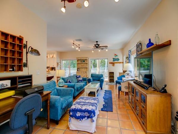 Three Bedrooms Walk to Beach Vacation Home in Sanibel