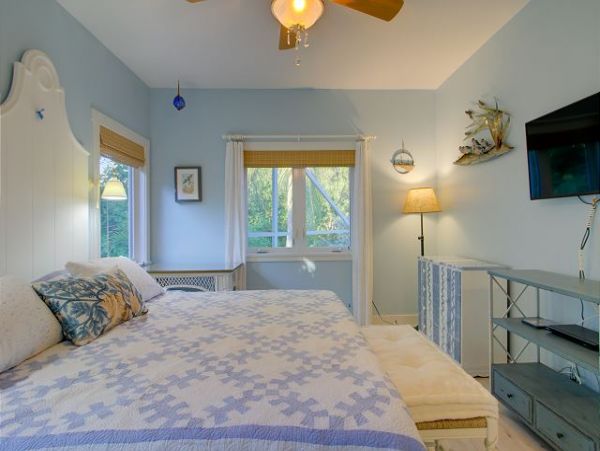 Three Bedrooms Walk to Beach Vacation Home in Sanibel