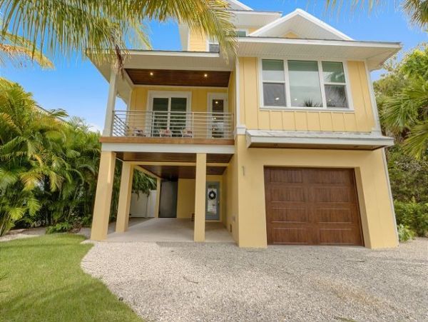 Anna Maria 4 Bedroom Rental Home Only Steps to Beach Access
