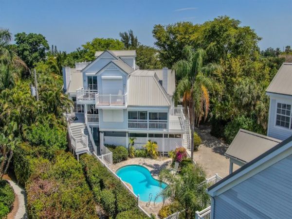 Sanibel Beachfront Three Bedroom Townhome Sleeps 6 Guests
