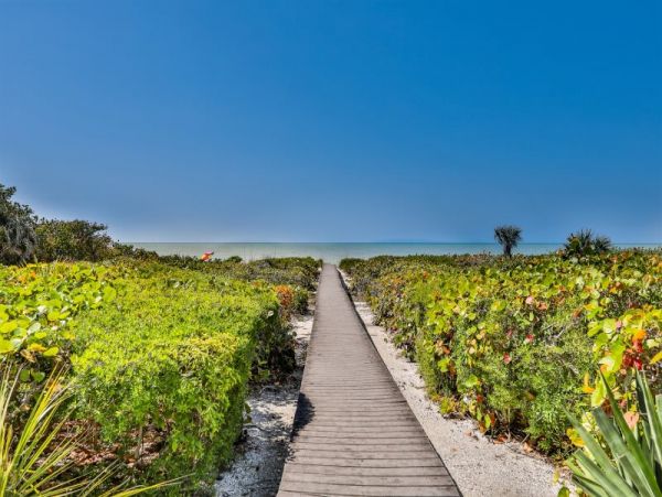 Sanibel Beachfront Three Bedroom Townhome Sleeps 6 Guests