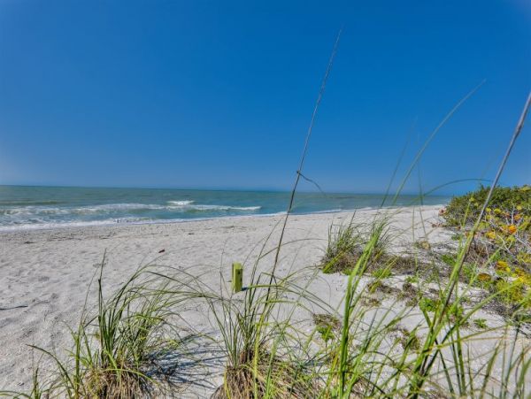 Sanibel Beachfront Three Bedroom Townhome Sleeps 6 Guests