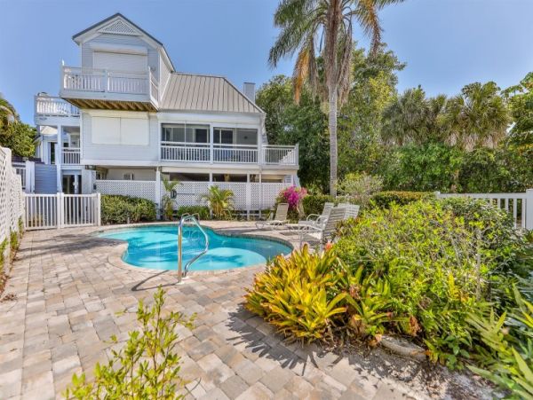 Sanibel Beachfront Three Bedroom Townhome Sleeps 6 Guests