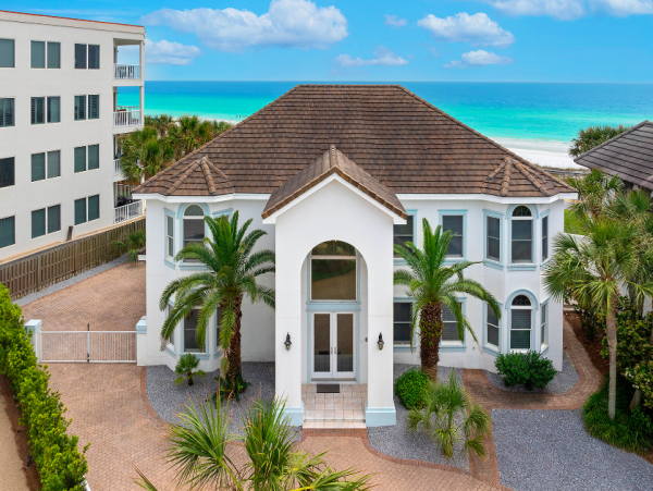 Luxurious Gulf-Front Retreat: A 5-Bedroom Oasis for 20 Guests in Miramar Beach