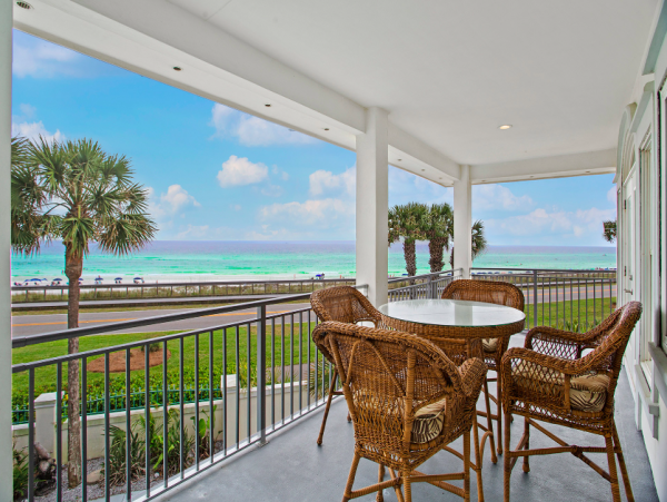 Luxurious Gulf-Front Retreat: A 5-Bedroom Oasis for 20 Guests in Miramar Beach