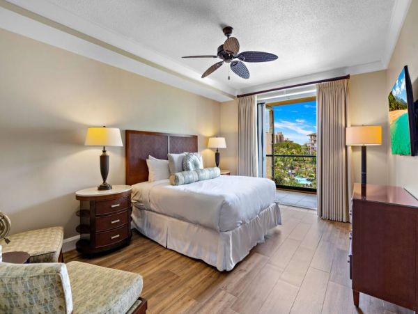 Beautiful Kaanapali Condo Beachside with Ocean Views