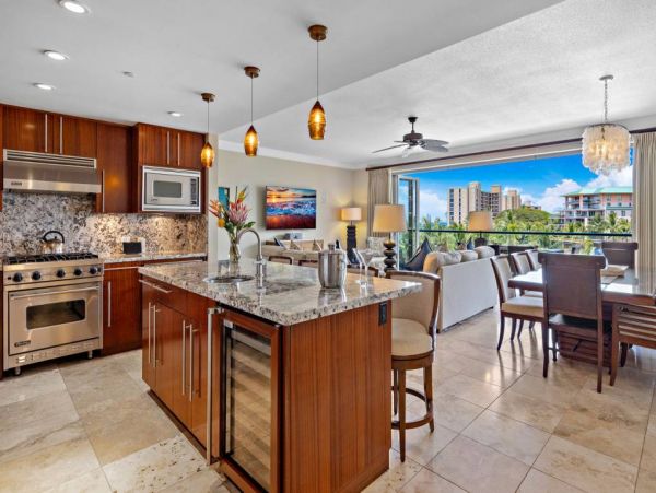 Beautiful Kaanapali Condo Beachside with Ocean Views