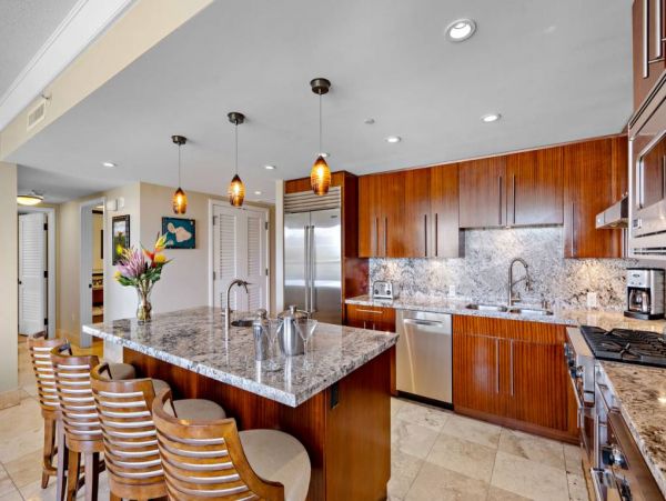 Beautiful Kaanapali Condo Beachside with Ocean Views