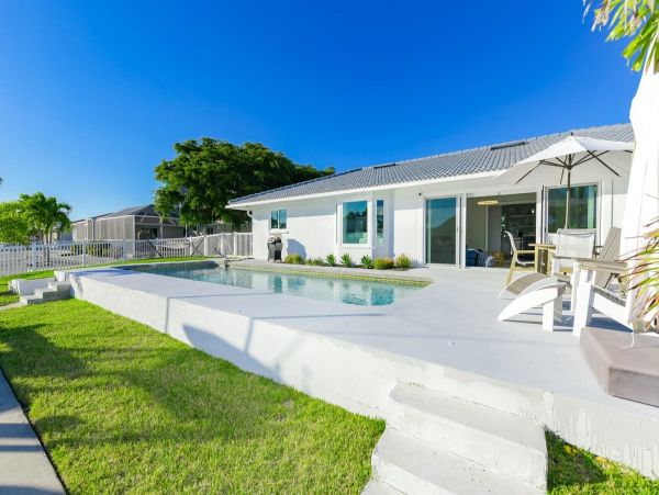 Modern Luxury Villa Canal Front in Holmes Beach 3 Bedrooms