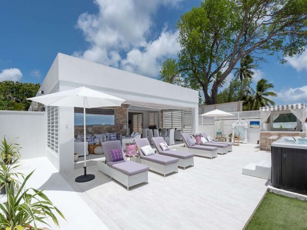 Luxury Beachfront with 5 Bedrooms in Barbados