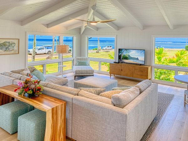 Oceanfront Lovely Vacation Villa in Princeville Sleeps 8