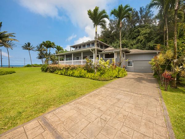 Oceanfront Lovely Vacation Villa in Princeville Sleeps 8