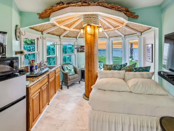 Oceanfront Luxury Retreat Between Hauula and Punaluu