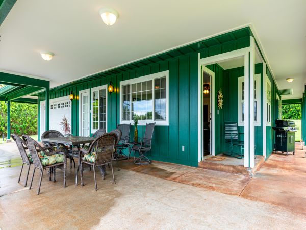 Charming North Shore Estate with Studio Apartment & Vintage Hawaiian Style
