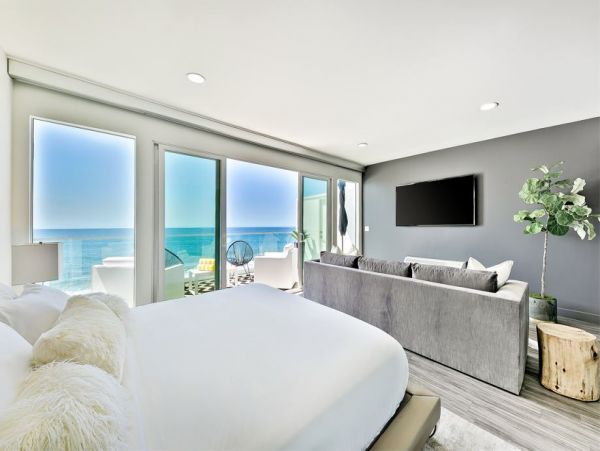 Ocean Views Luxury Vacation Condo in Malibu Two Bedrooms
