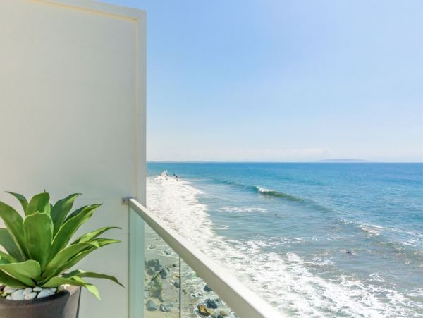 Ocean Views Luxury Vacation Condo in Malibu Two Bedrooms