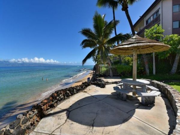Oceanfront Vacation Condo in Kaanapali Sleeps 4 Guests