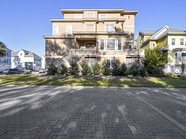 Four Bedroom Vacation Pool Home in Hilton Head Sleeps 14