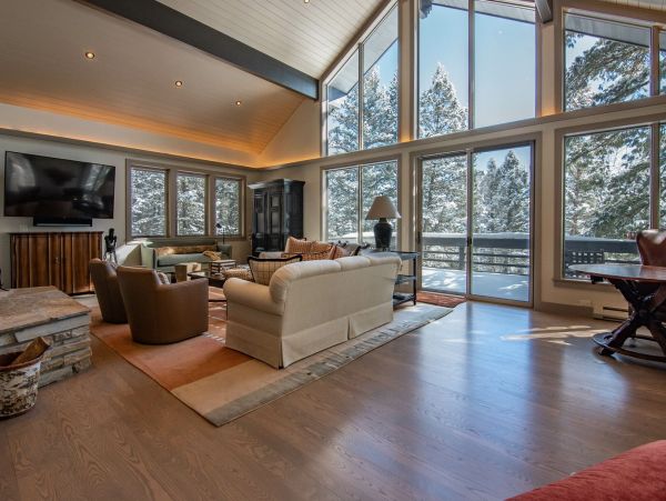 Living room with Fireplace
