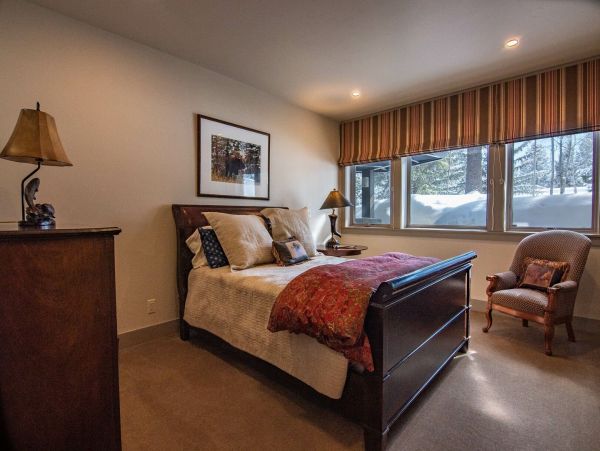 Queen Bedroom (Lower Level)