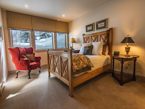 Queen Bedroom with Attached Bathroom(Lower Level)