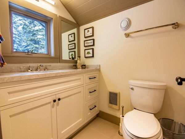 Bunk Room Bathroom with Tub