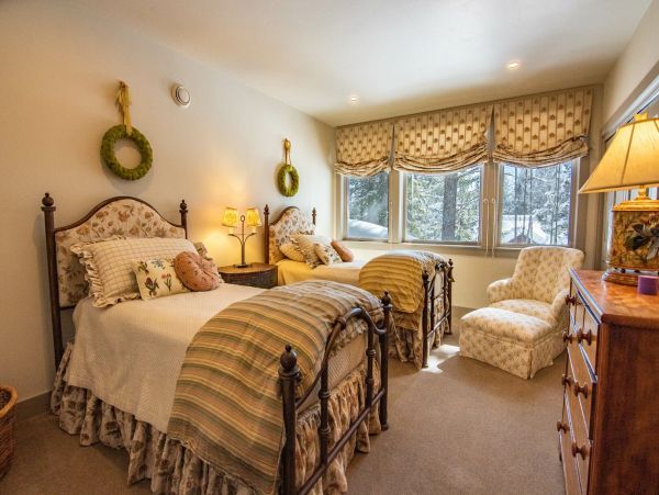 Twin Bedroom(Main Floor)