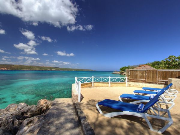 Located on a Private Waterfront Acre 4 Bedroom Pool Cottage