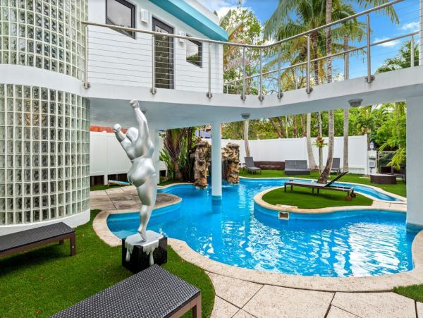 Stunning Luxury Miami Villa with Private Pool 6 Bedrooms