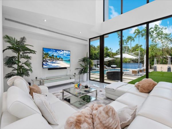 Gorgeous Miami Vacation Villa with Private Pool 5 Bedrooms