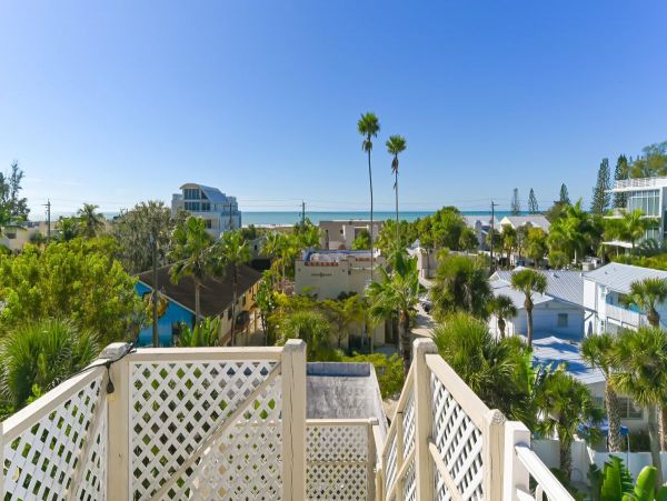 Siesta Key Stunning Vacation Townhome A Short Walk to Beach